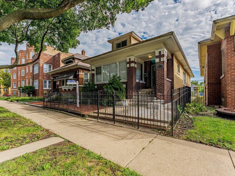 8015 S Justine Street Chicago IL 60620