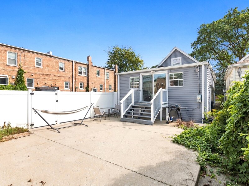 6562 N Damen Avenue Chicago IL 60645