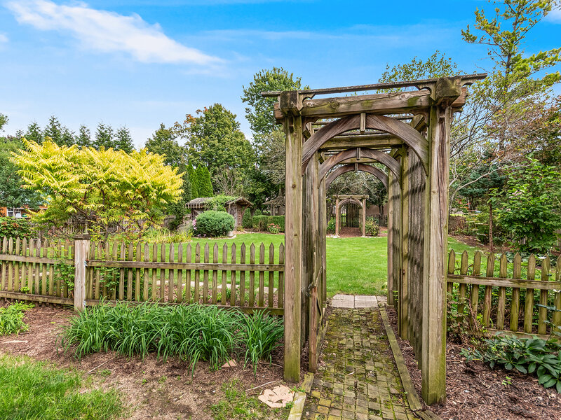 28 Ashlawn Avenue Oswego IL 60543