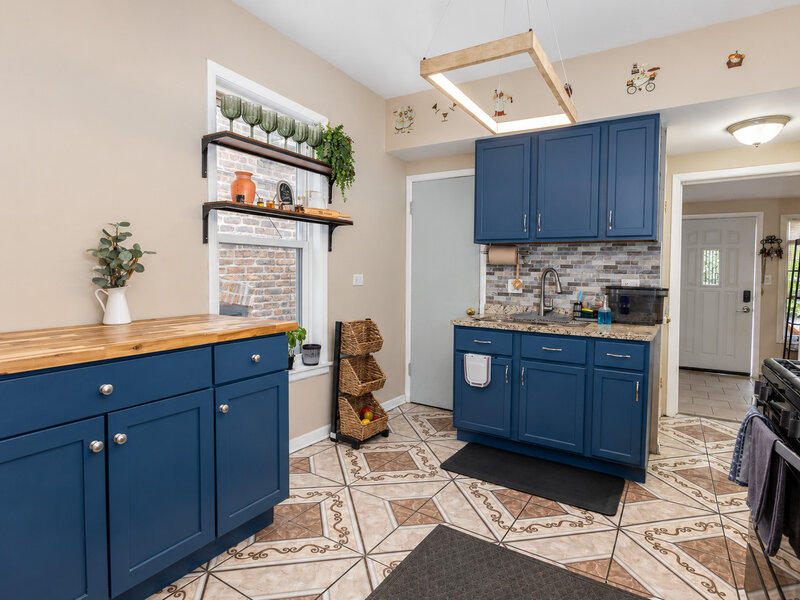 3906 W Montrose Avenue Chicago IL 60618