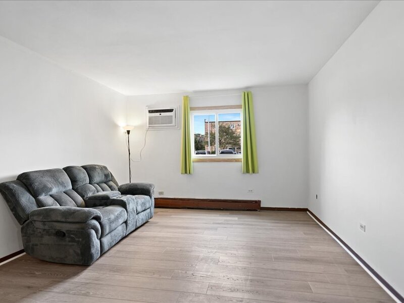135 W Elk Trail Carol Stream IL 60188