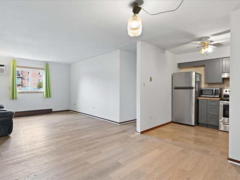 135 W Elk Trail Carol Stream IL 60188