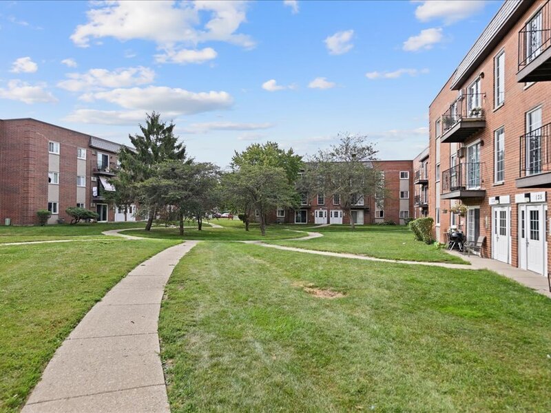 135 W Elk Trail Carol Stream IL 60188