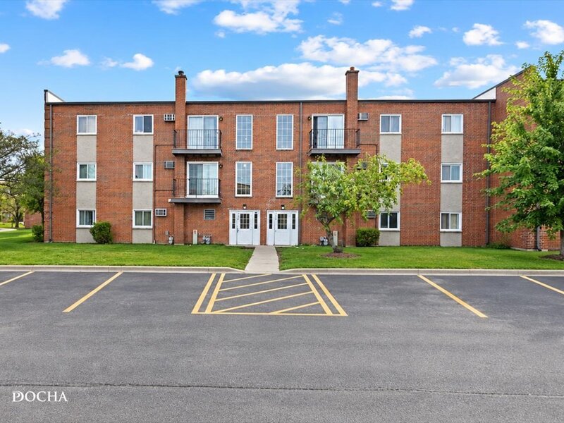 135 W Elk Trail Carol Stream IL 60188