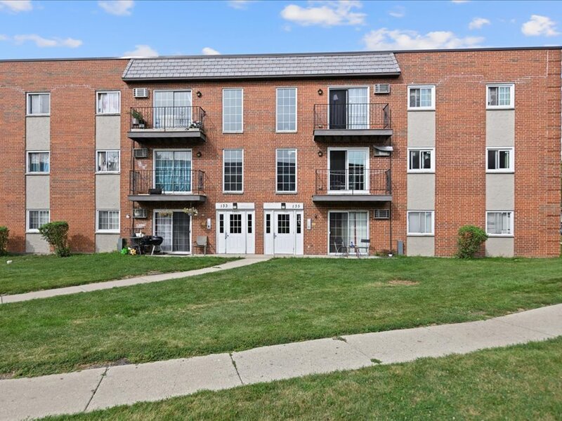 135 W Elk Trail Carol Stream IL 60188