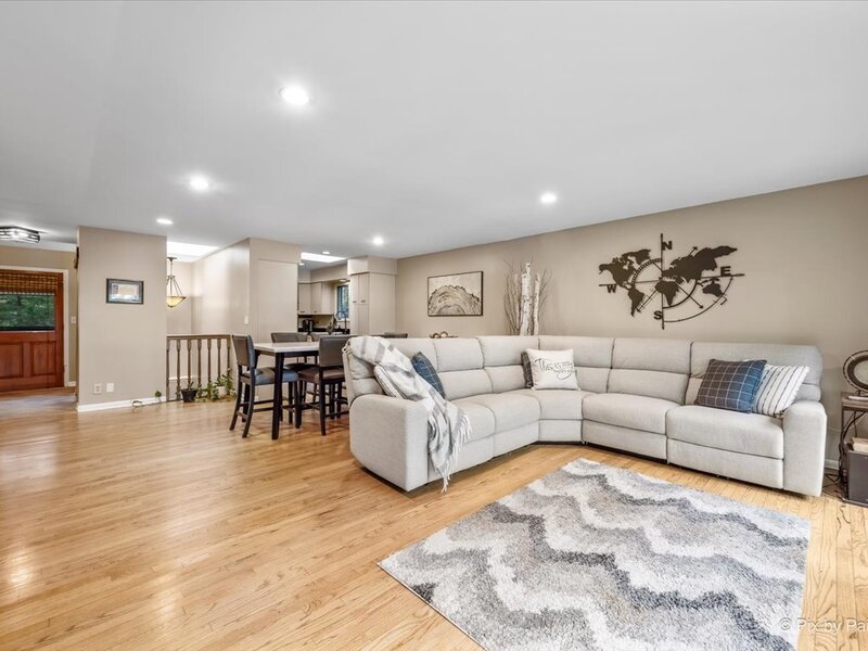 208 N Shore Drive Oakwood Hills IL 60013