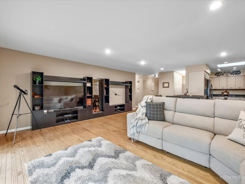 208 N Shore Drive Oakwood Hills IL 60013