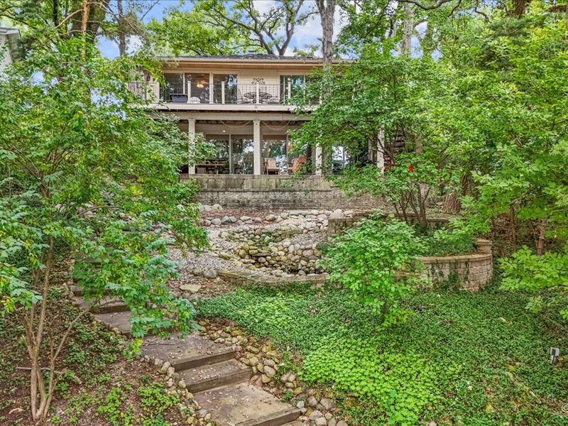 208 N Shore Drive Oakwood Hills IL 60013