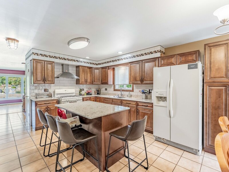 433 E Cherry Hill Drive Addison IL 60101