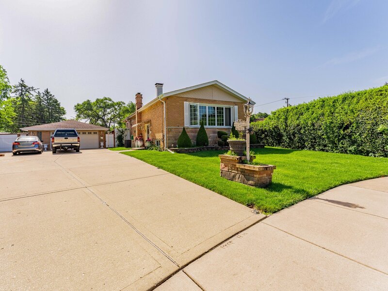 433 E Cherry Hill Drive Addison IL 60101