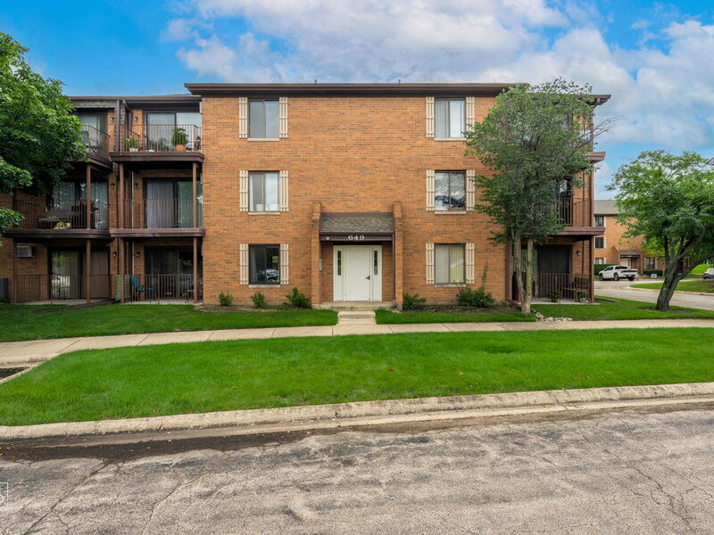 649 N Briar Hill Lane Addison IL 60101