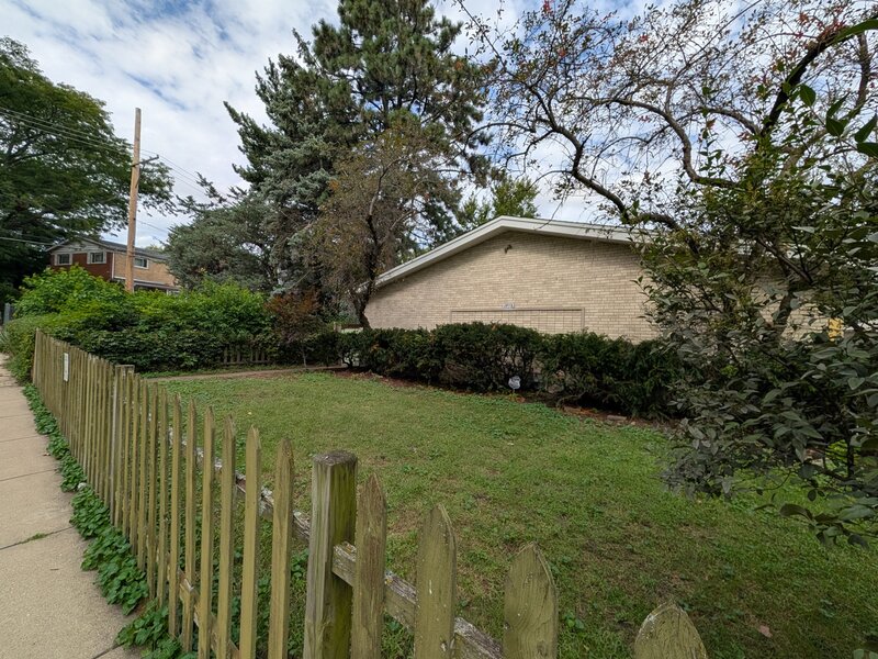 1958 W Morse Avenue Chicago IL 60626