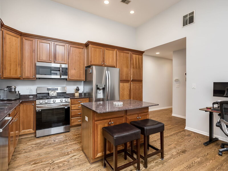 917 W Lakeside Place Chicago IL 60640