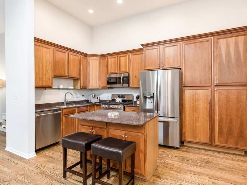 917 W Lakeside Place Chicago IL 60640