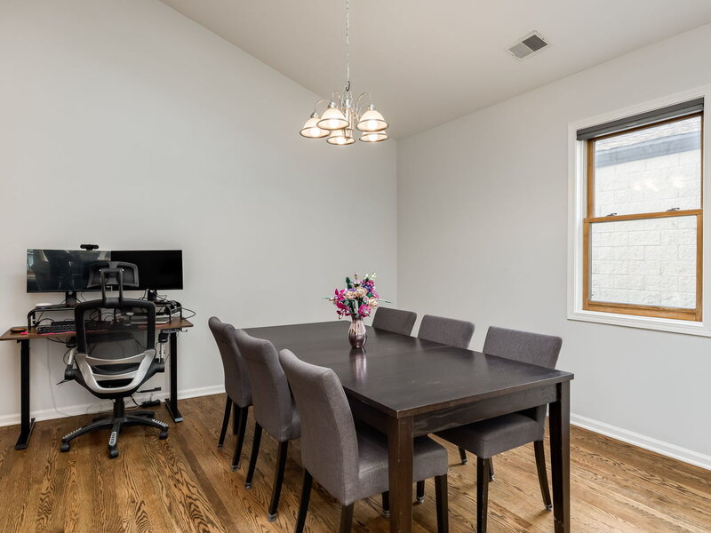 917 W Lakeside Place Chicago IL 60640