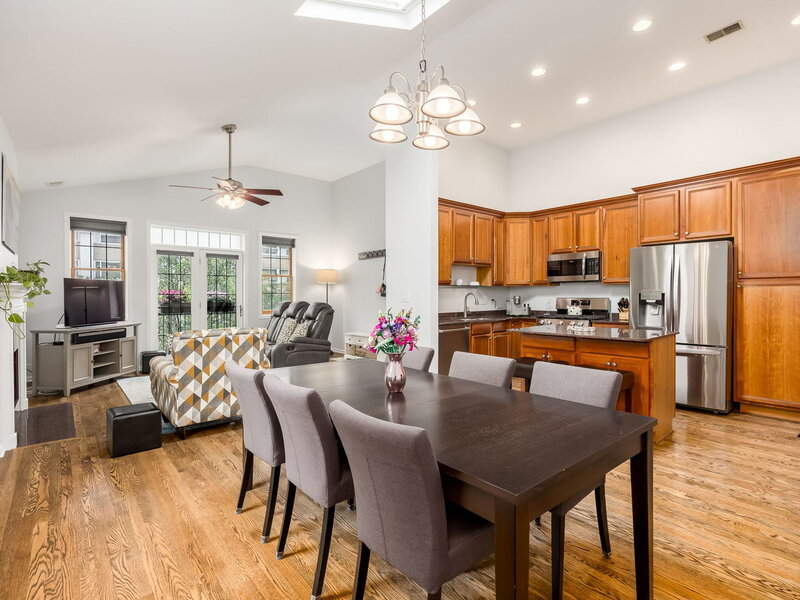 917 W Lakeside Place Chicago IL 60640