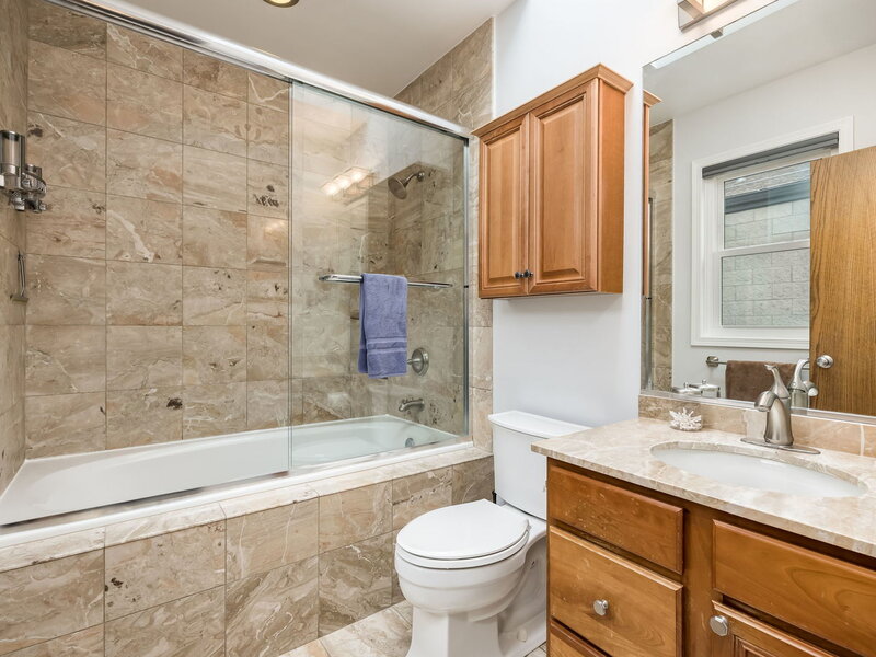 917 W Lakeside Place Chicago IL 60640