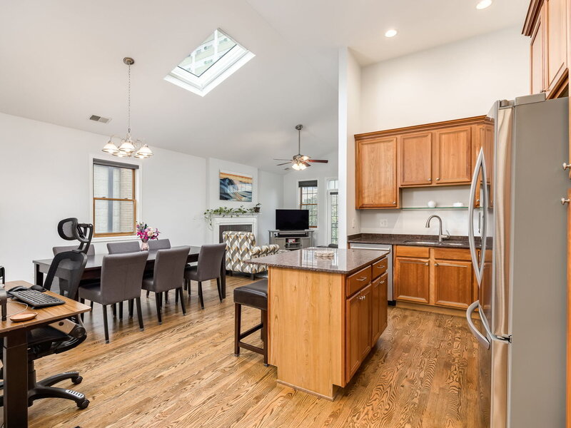 917 W Lakeside Place Chicago IL 60640
