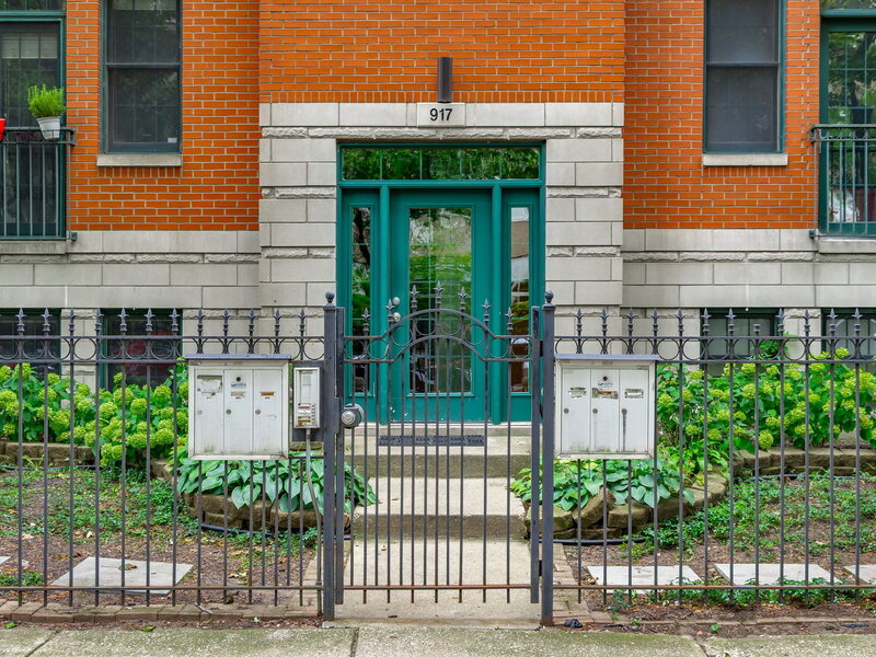 917 W Lakeside Place Chicago IL 60640