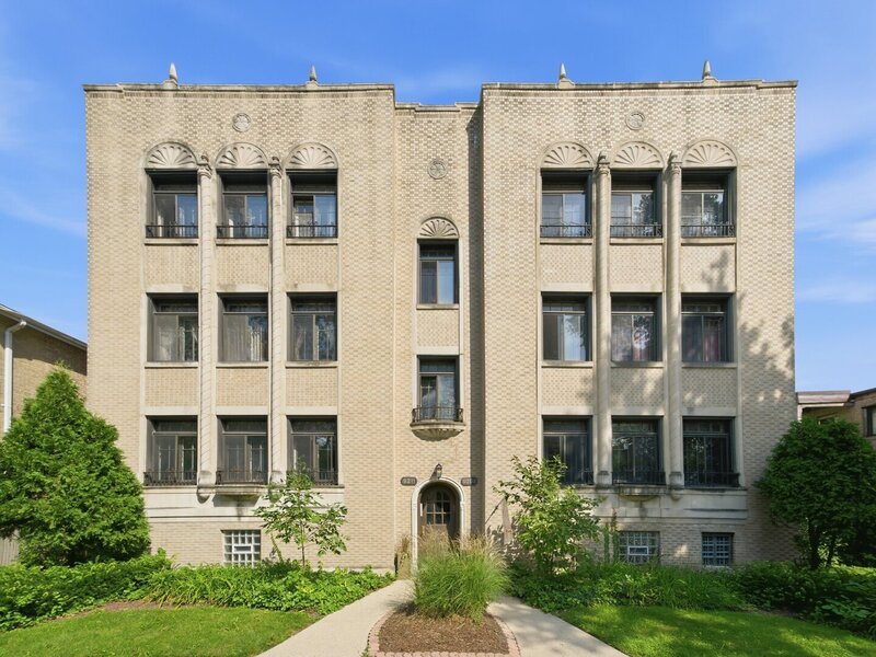 6211 N Mozart Street Chicago IL 60659