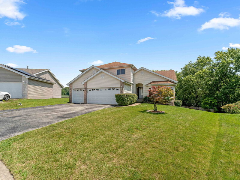 230 Lakeview Court Steger IL 60475
