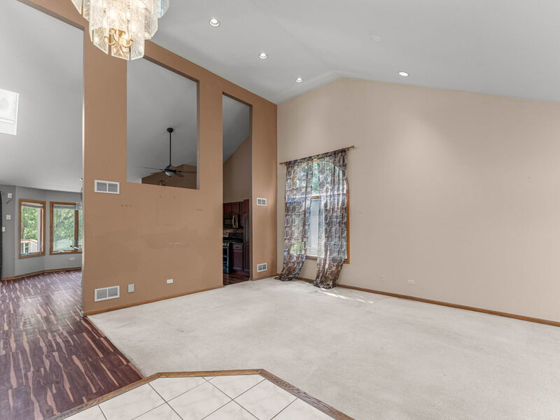 230 Lakeview Court Steger IL 60475