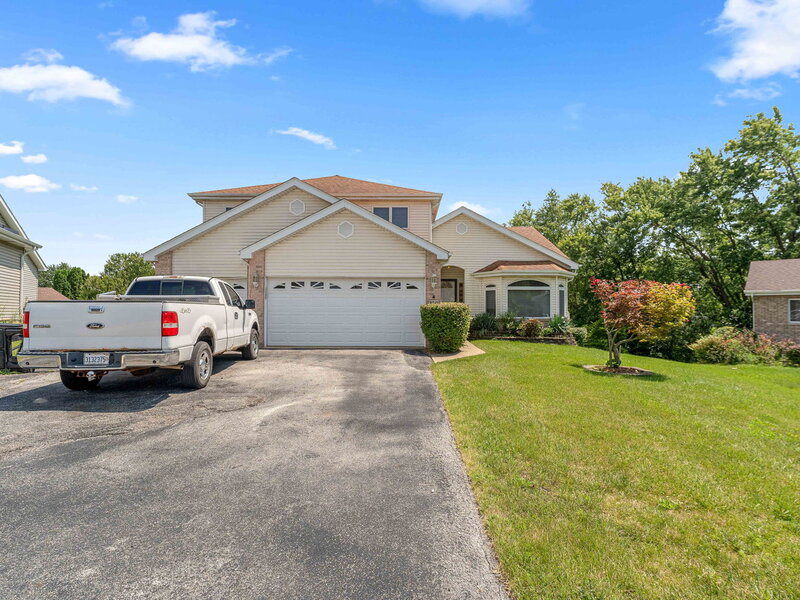 230 Lakeview Court Steger IL 60475