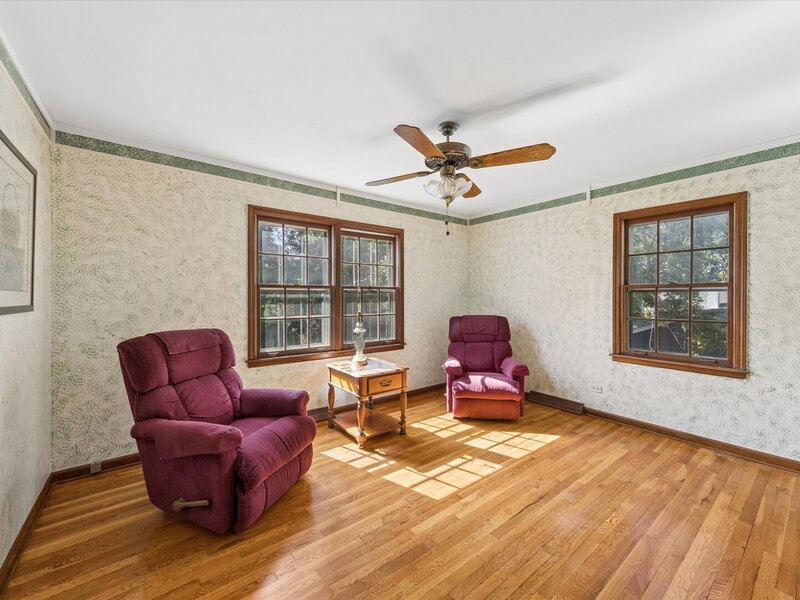 27 Oakwood Street Winfield IL 60190