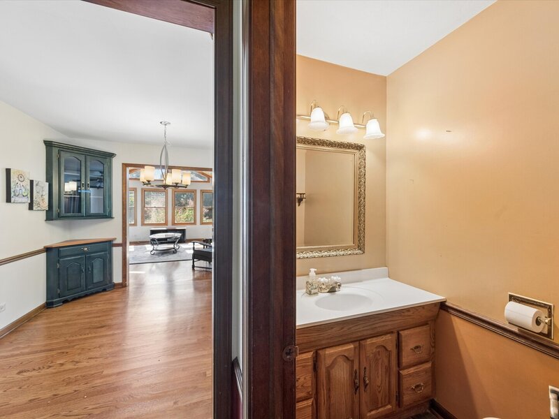 27 Oakwood Street Winfield IL 60190