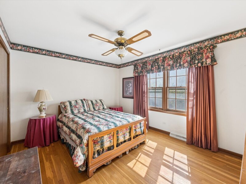 27 Oakwood Street Winfield IL 60190