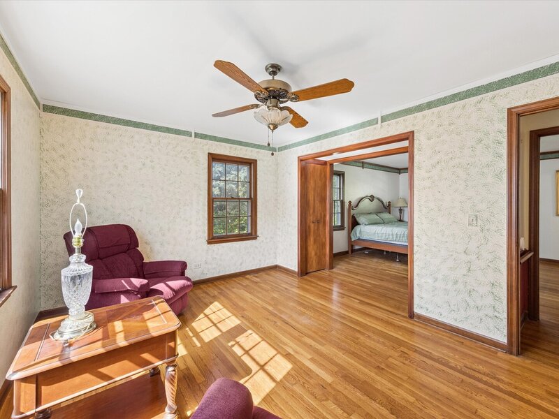 27 Oakwood Street Winfield IL 60190