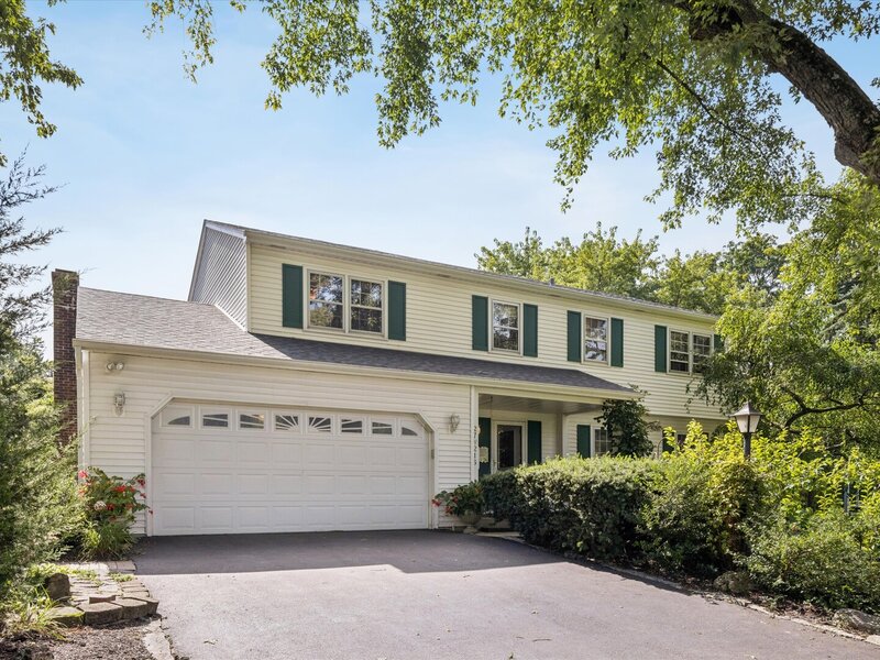 27 Oakwood Street Winfield IL 60190