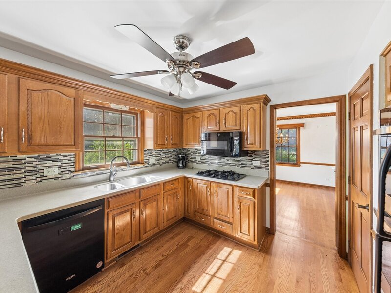 27 Oakwood Street Winfield IL 60190