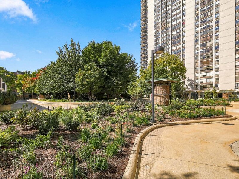 1460 N Sandburg Terrace Chicago IL 60610