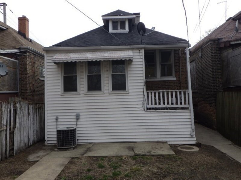 7916 S East End Avenue Chicago IL 60617