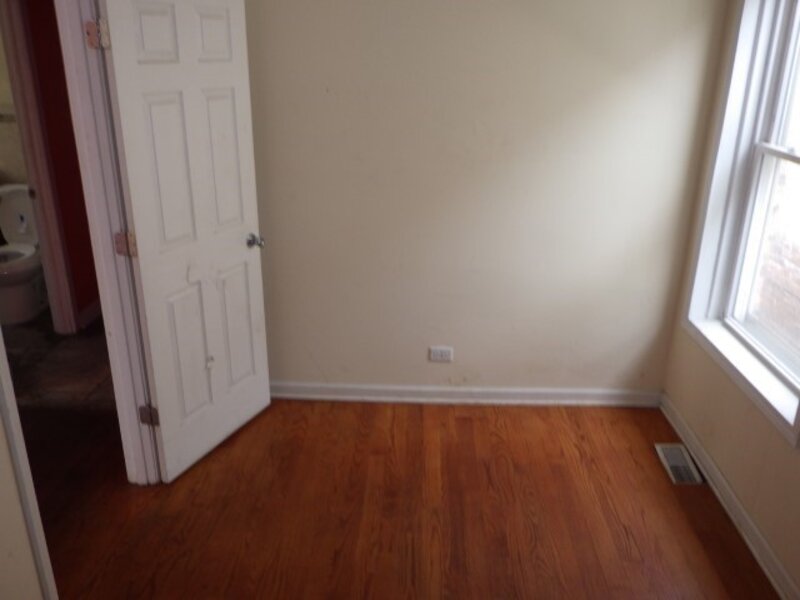 7916 S East End Avenue Chicago IL 60617