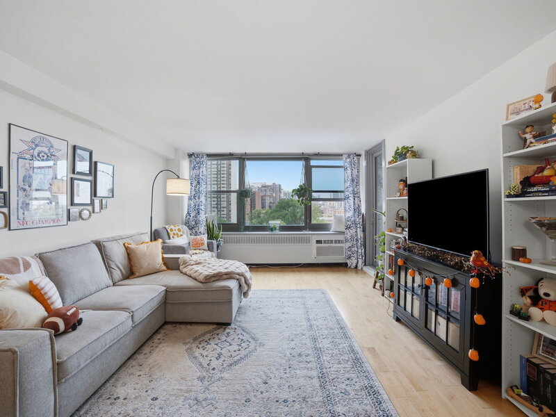 555 W Cornelia Avenue Chicago IL 60657