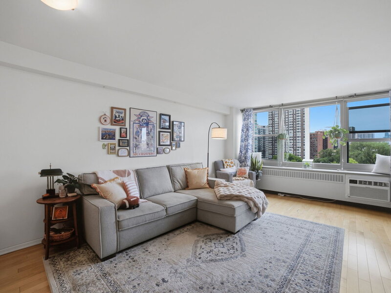 555 W Cornelia Avenue Chicago IL 60657