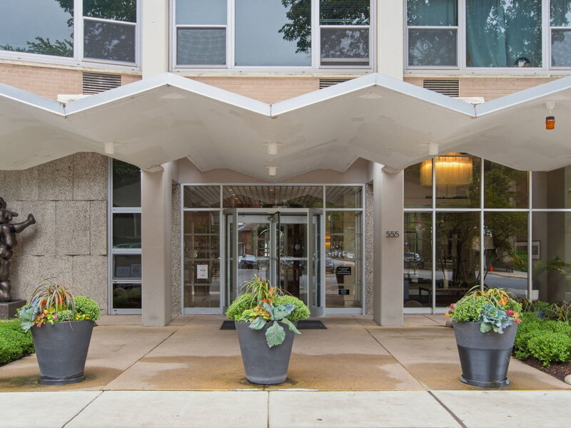 555 W Cornelia Avenue Chicago IL 60657