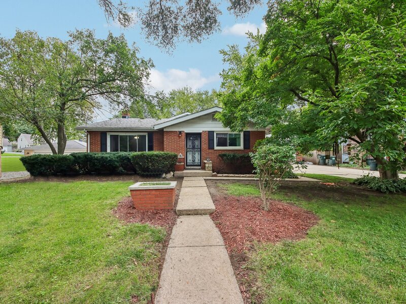 213 Edgemont Street Mundelein IL 60060