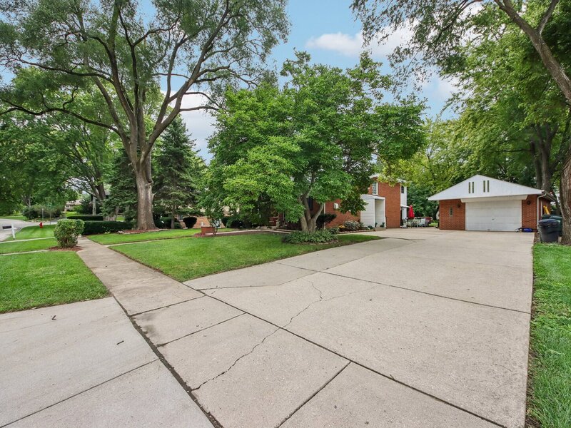 213 Edgemont Street Mundelein IL 60060