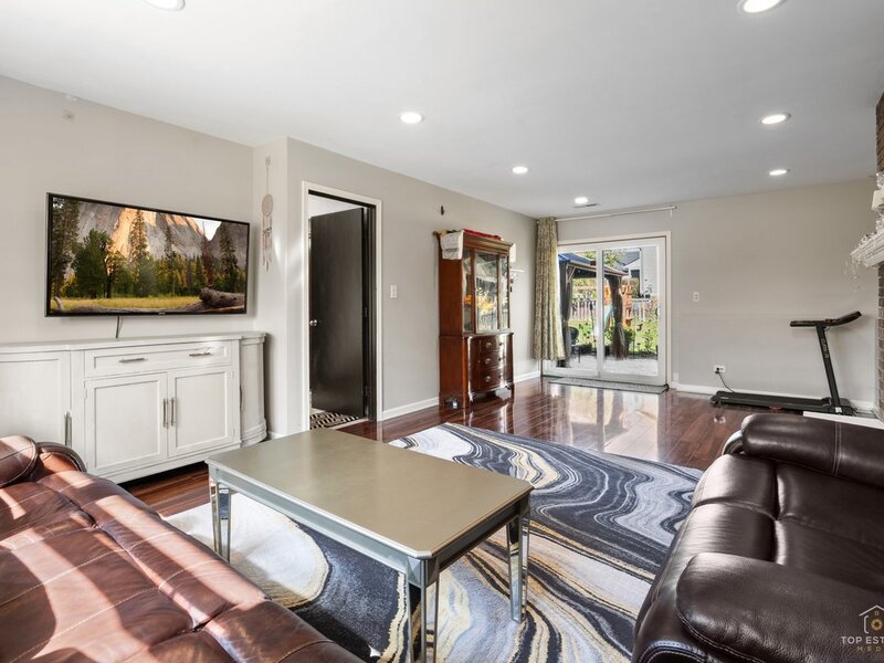 1160 Warwick Circle Hoffman Estates IL 60169