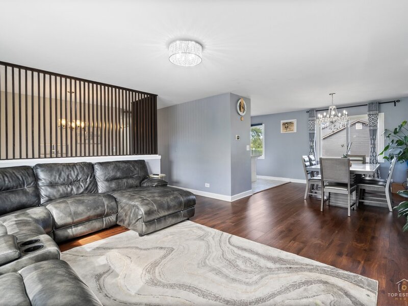 1160 Warwick Circle Hoffman Estates IL 60169