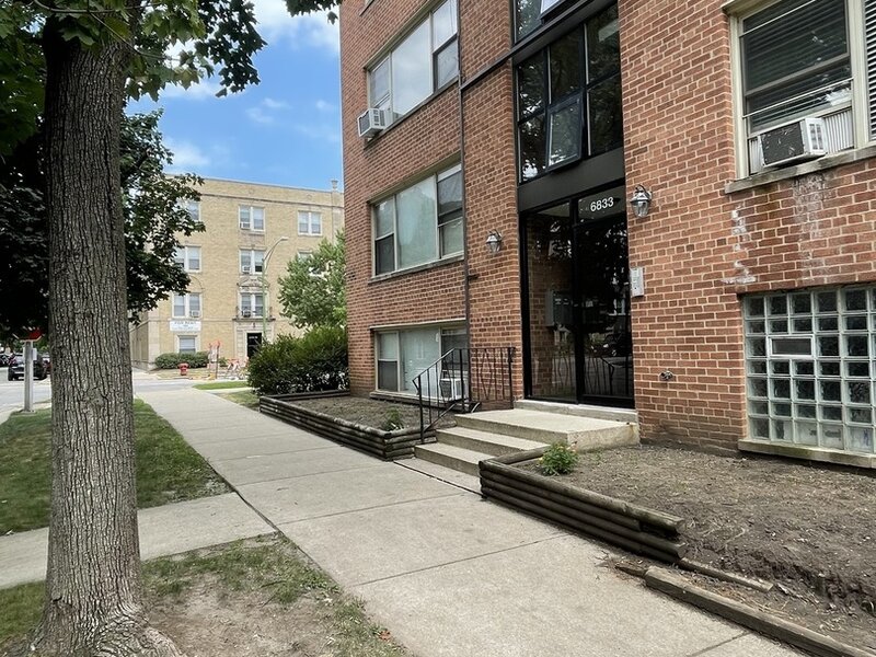 6833 N Oakley Avenue Chicago IL 60645