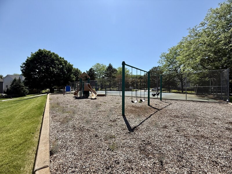 139 N Crooked Lake Lane Lindenhurst IL 60046
