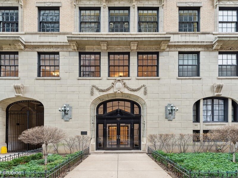 257 E Delaware Place Chicago IL 60611