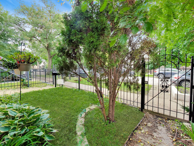 2052 N Whipple Street Chicago IL 60647