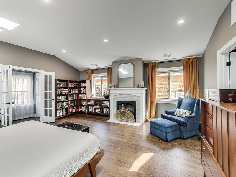 2052 N Whipple Street Chicago IL 60647