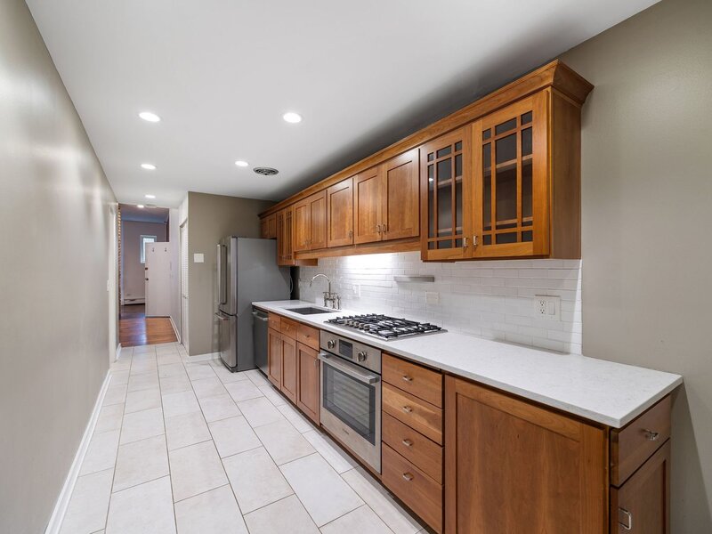 813 W Oakdale Avenue Chicago IL 60657