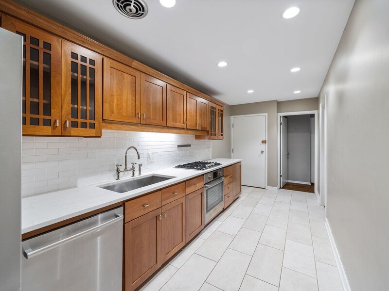 813 W Oakdale Avenue Chicago IL 60657